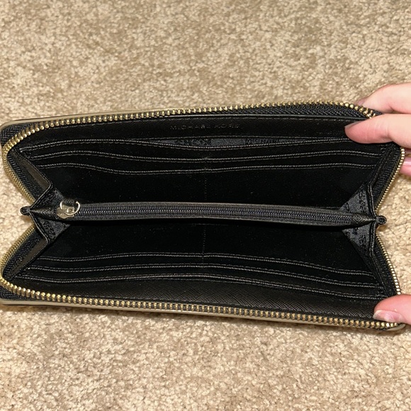 Michael Kors Wallet - Picture 4 of 9